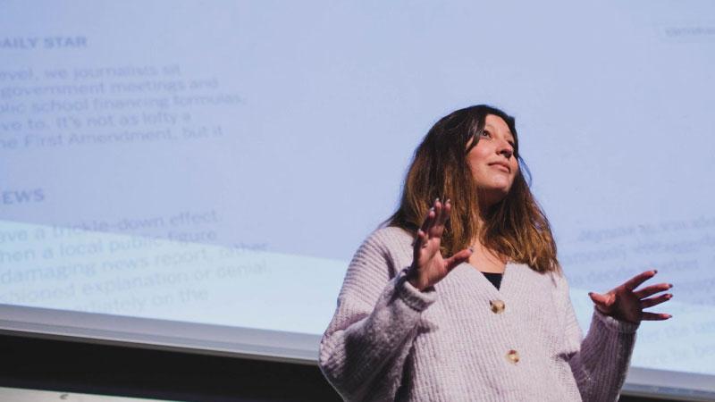 Mujer dando una conferencia