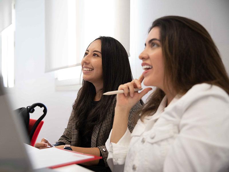 dos alumnas sonriendo