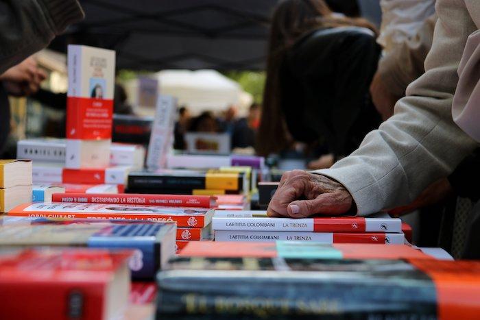 Mujer consulta libros en una parada de Sant Jordi