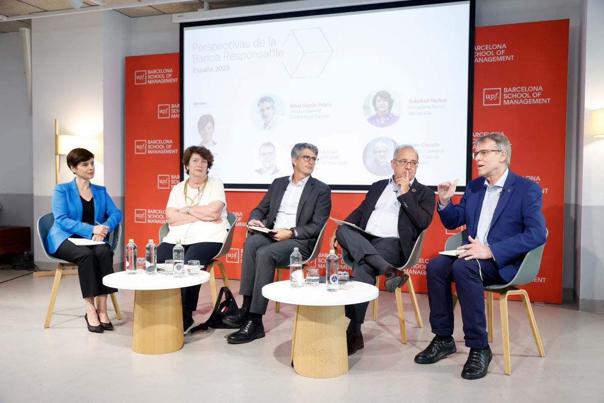 De izquierda a derecha: Susana Roza (moderadora), Soledad Nuñez Ramos (Banco de Espanya), Mikel Garcia-Prieto Arrabal (Triodos Bank España), Joan Cavalle (Grupo Caja de Ingenieros) i Oriol Amat (UPF-BSM).